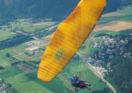 Eine akrobatische Kurve beim Tandem Paragliding in Kärnten - Adrenalin Flug mit Best Place - Flieger Base Villach.