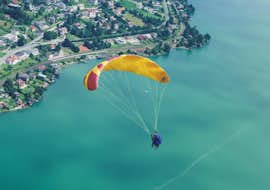 Tandem Paragliden in Karinthië - Zelf Sturen met Best Place - Flieger Base Villach Tandem paragliden over een meer tijdens Tandem Paragliden in Karinthië - Zelf sturen met beste plaats - Flieger Base Villach.