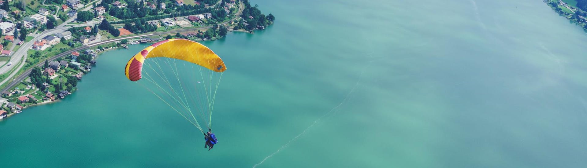Tandem paragliden over een meer tijdens Tandem Paragliden in Karinthië - Zelf sturen met beste plaats - Flieger Base Villach