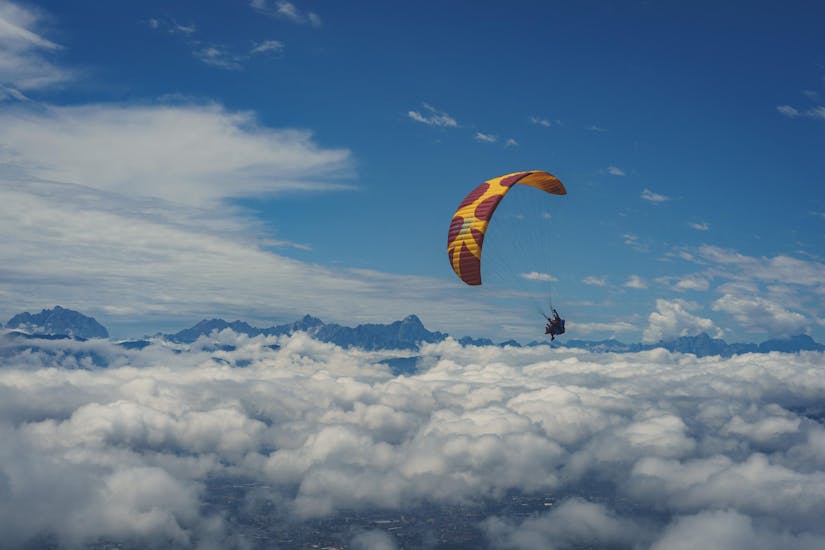 Hoch über den Wolken mit Best Place - Flieger Base Villach beim Tandem Paragliding in Kärnten - Thermik Flug.