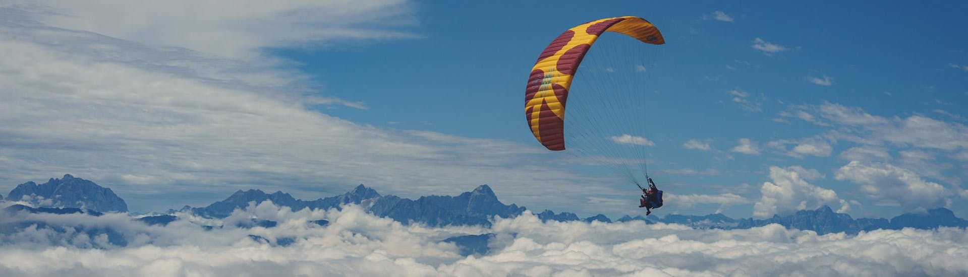 Hoog boven de wolken tijdens tandem paragliden in Karinthië - Thermal Flight met Best Place - Flieger Base Villach.