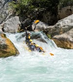 Un groupe de participants franchit l'un des rapides tumultueux en rafting sur la rivière Cetina avec Active 365.