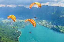 Friends are enjoying a Discovery Tandem Paragliding at Lake Annecy with Flyeo Annecy.