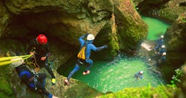 Een deelnemer aan het Canyoning Adventure in Triglav Nationaal Park met 3glav Adventure springt in een natuurlijk zwembad.