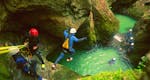 Un participant du Canyoning Adventure dans le parc national du Triglav avec 3glav Adventure s'élançant dans une piscine naturelle.