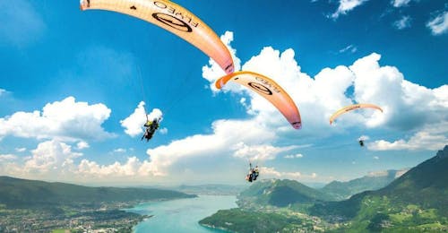 Baptême de parapente au Lac d'Annecy - Ascendance avec Flyeo Annecy Un groupe d'amis font leur vol de Parapente Biplace au Lac d'Annecy - Ascendance avec Flyeo.