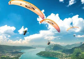 A group of friends are flying during their Tandem Paragliding in Lake Annecy - Thermic activity with Flyeo.