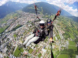 Eine Kundin und der Pilot von AIRTIME AUSTRIA Lienz genießen das Tandem Paragliding in Osttirol - Der Klassiker.