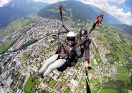 A costumer and the pilot of AIRTIME AUSTRIA Lienz enjoying the Tandem Paragliding in East Tyrol - The Classic.