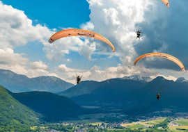 Tandem Paragliding am Annecy-See - Prestige mit Flyeo Annecy Ein paar Freunde fliegen beim Tandem-Gleitschirmflug über dem Annecy-See, Prestige Aktivität mit Flyeo.