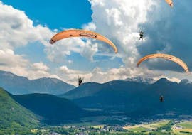 Un par de amigos vuelan durante su parapente biplaza en el lago de Annecy - Actividad Prestige con Flyeo.