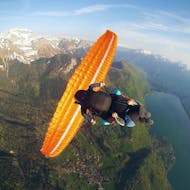 Un uomo si diverte durante il "Volo acrobatico in parapendio biposto sul lago di Annecy" con Flyeo.