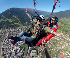 Eine Kundin fühlt sich frei während des Action Tandem Paragliding in Osttirol mit unserem Pilot von AIRTIME AUSTRIA Lienz.