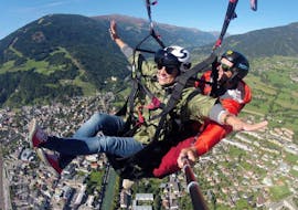 A costumer feeling free during the Action Tandem Paragliding in East Tyrol with our pilot from AIRTIME AUSTRIA Lienz.