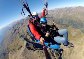 A customer and the pilot enjoying Thermic Tandem Paragliding in East Tyrol with AIRTIME AUSTRIA Lienz.