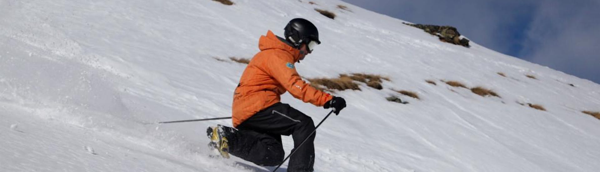 Ein Skifahrer zeigt sein Telemark-Können während des privaten Telemark-Skikurses der Skischule Zenit Saas-Fee.