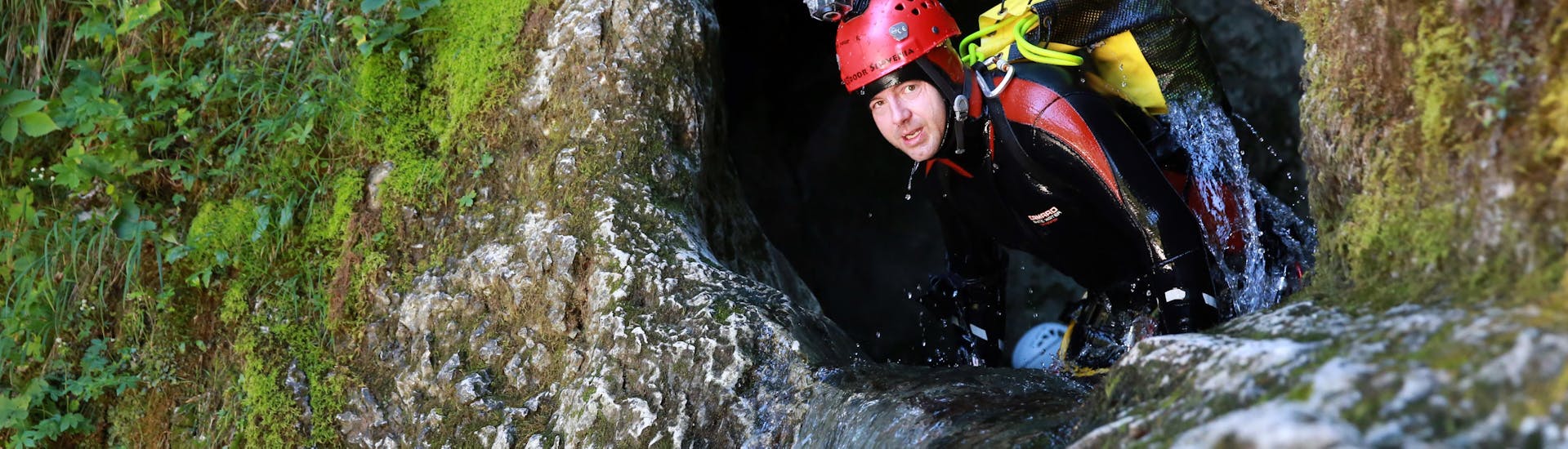 Ein Mann in einer Höhle beim Rafting & Canyoning Kombi auf der Sava mit Sava rafting Bled.