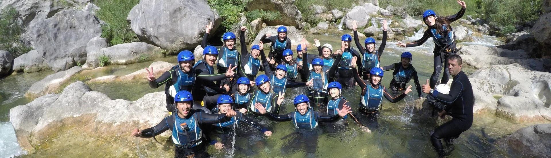 Gli amici fanno canyoning nel fiume Cetina vicino a Omiš - Tour base con Dalmare Travel Agency Omiš.
