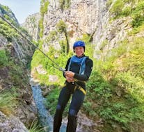 Ein Man macht Canyoning in der Cetina bei Omiš- Extreme Tour mitDalmare Travel Agency Omiš.