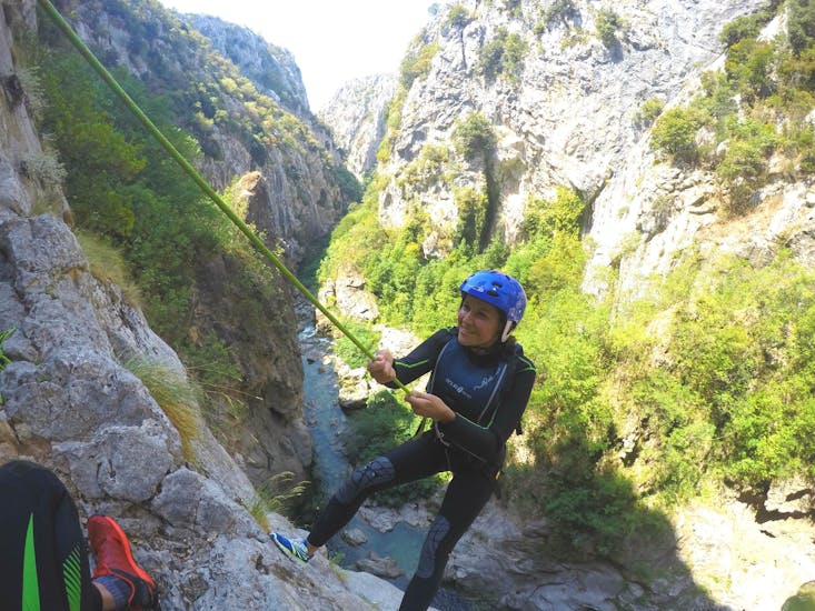Canyoning per esperti nel fiume Cetina vicino a Omiš con Dalmare Travel Agency Omiš.