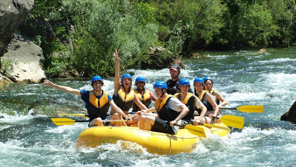 Eine Gruppe von Freunden hat Spaß beim Rafting auf dem Fluss Cetina mit Rafting Pinta Omiš.