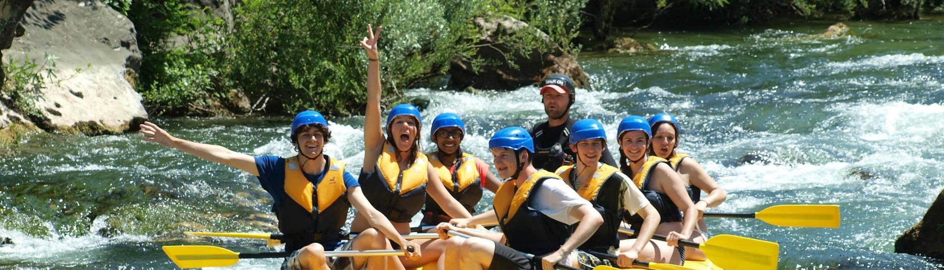 Eine Gruppe von Freunden hat Spaß beim Rafting auf dem Fluss Cetina mit Rafting Pinta Omiš.