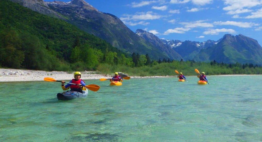 A group of people during the Guided Kayak Tour on the Soča River with Top Rafting Bovec.