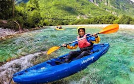 Le persone scoprono la regione durante il tour guidato in kayak sul fiume Isonzo con Top Rafting Bovec.