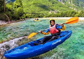 La gente está descubriendo la región durante la excursión guiada en kayak por el río Soča con Top Rafting Bovec.