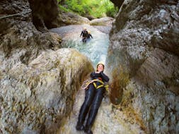 Una joven experimenta sensaciones sobrecogedoras durante el descenso de barrancos en las gargantas de Sušec en el valle de la Soča con TOP Rafting Centre Bovec.