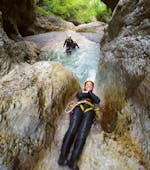 Ein junges Mädchen erlebt überwältigende Gefühle während des Canyoning dans les gorges de Sušec dans la vallée de la Soča avec TOP Rafting Centre Bovec.