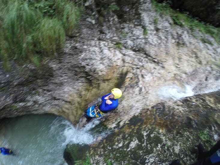 A young girl is experiencing overwhelming feelings during the Canyoning dans les gorges de Sušec dans la vallée de la Soča avec TOP Rafting Centre Bovec.