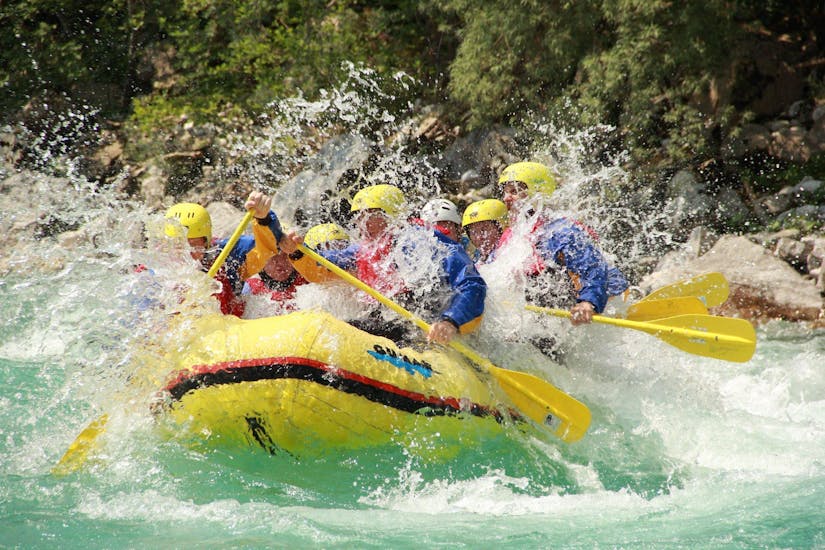 Persone che si godono il Rafting sul fiume Isonzo per gruppi (a partire da 8 persone) con il Centro Rafting TOP.