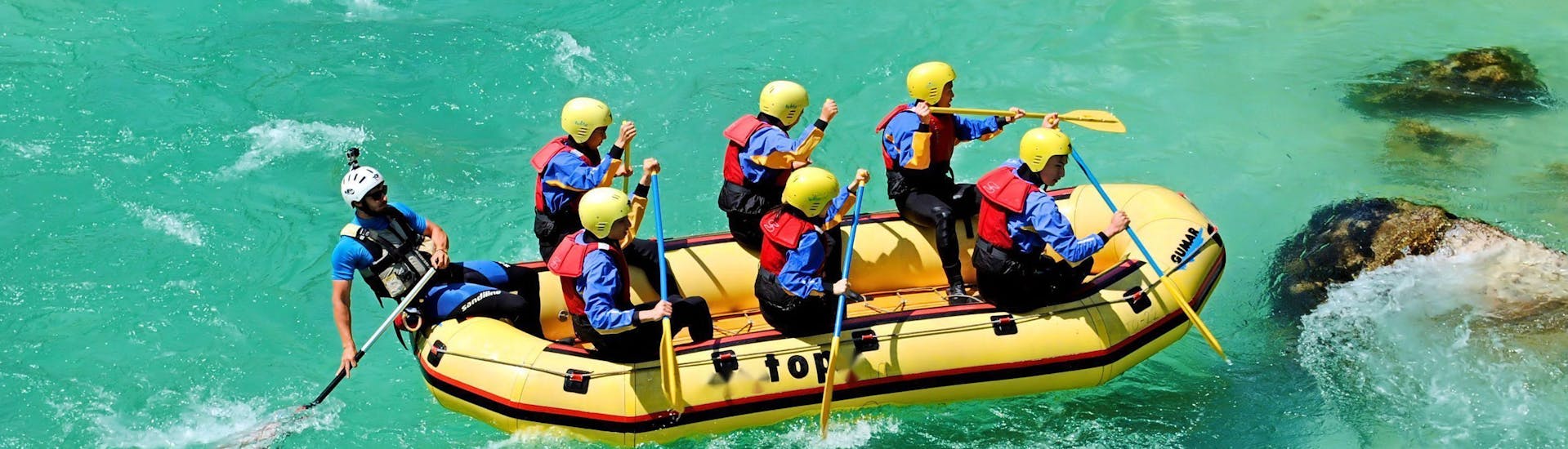 Des gens apprécient le Rafting on the Soča River for Groups (from 8 people) with TOP Rafting Centre.