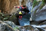 Eine Person springt ins Wasser beim Canyoning in der Alpenrosenklamm für Gruppen (7+ Personen) mit feelfree Outdoor Professionals Ötztal.