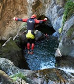 Een persoon springt in het water tijdens canyoning in Alpenrosenklamm voor groepen (7+ personen) met Feelfree Outdoor Professionals Ötztal.