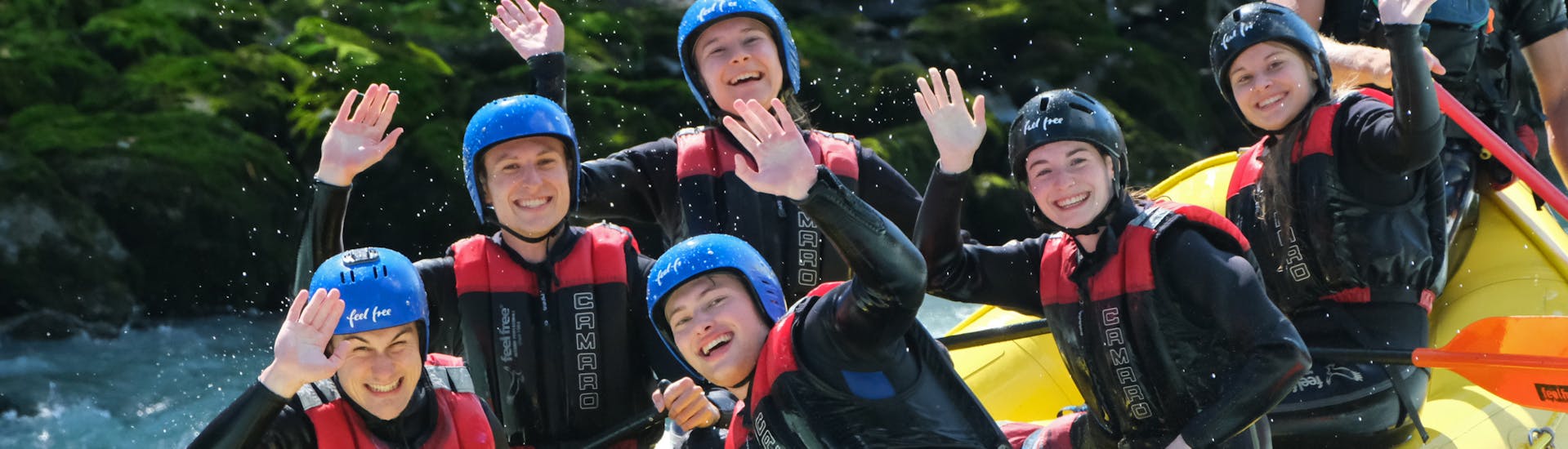 People greeting while Rafting on the Inn River for Groups (10+ People) with feelfree Outdoor Professionals Ötztal.