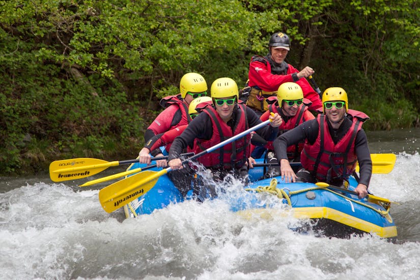 A group of friends is enjoying they Rafting on Isère River - Easy Tour with Franceraft.