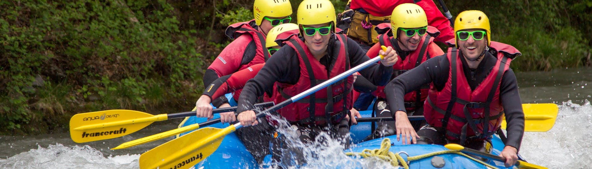 Un groupe d'amis s'amuse pendant sa descente en rafting sur l'Isère - Facile avec Franceraft.