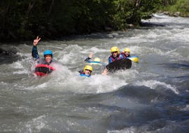 A group of friends is enjoying their Hydrospeed on Isère River - Gorges Course activity with Franceraft.