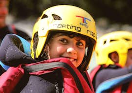 Rafting sur la Doire Baltée en Familles avec Rafting Republic Valle d'Aosta Un jeune participant à la sortie Rafting sur la Doire Baltée - Familles organisée par Rafting Republic sur la rivière Doire Baltée sourit à la caméra pendant l'activité.