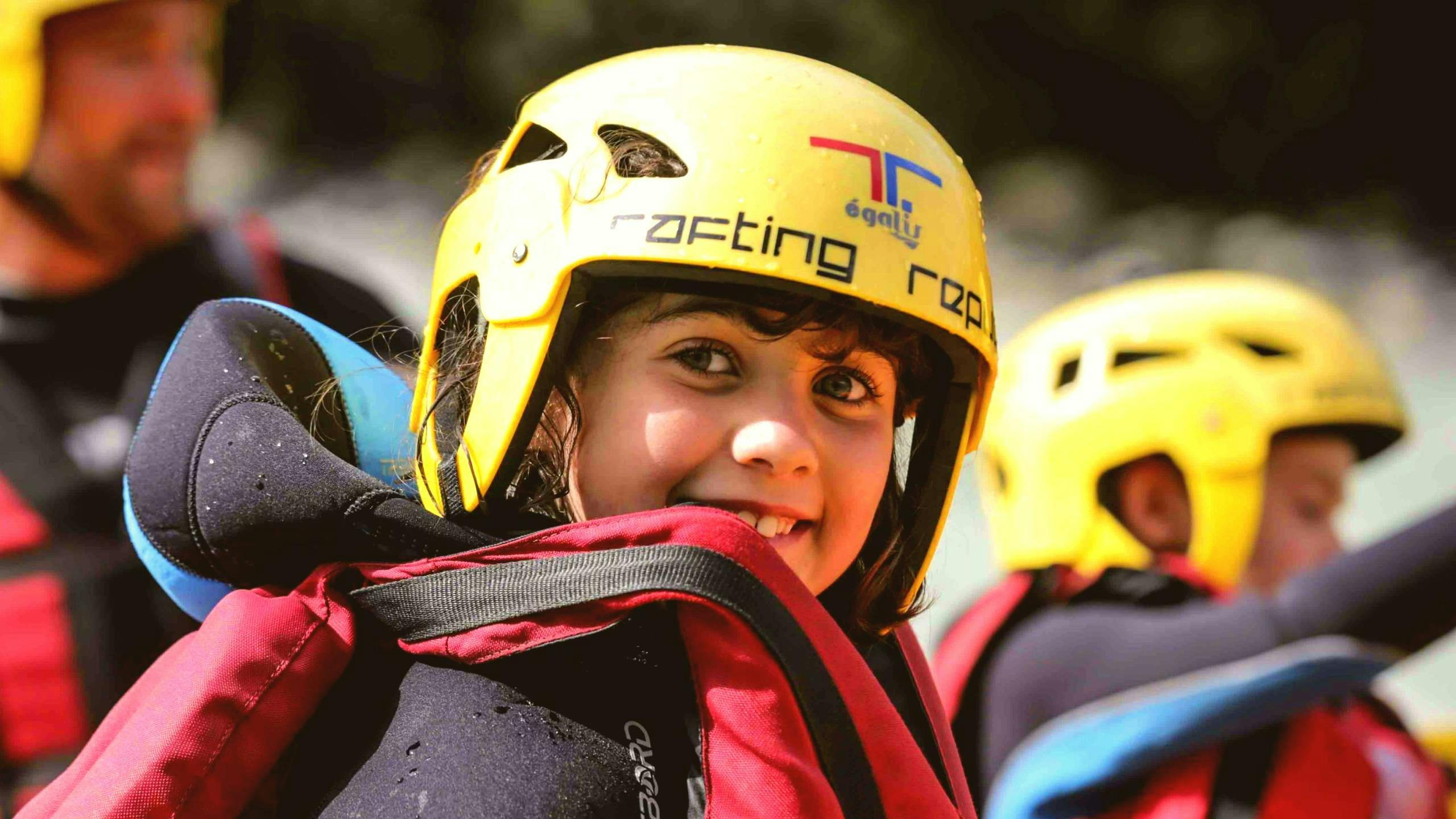 Rafting sur la Doire Baltée en Familles avec Rafting Republic Valle d'Aosta Un jeune participant à la sortie Rafting sur la Doire Baltée - Familles organisée par Rafting Republic sur la rivière Doire Baltée sourit à la caméra pendant l'activité.