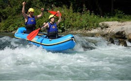 Deux personnes pendant le rafting avec le "Mini Raft" sur la rivière Sava avec TinaRaft Radovljica.