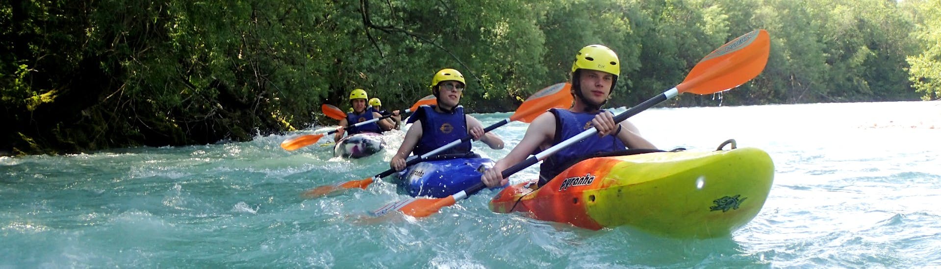Un gruppo mentre Kayak sul fiume Sava da Bled con TinaRaft Radovljica.