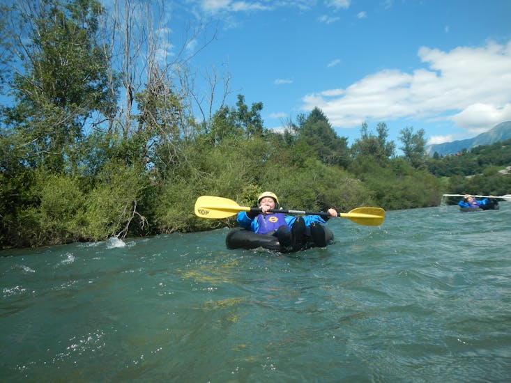 Una persona fa Tubing sul fiume Sava vicino a Bled con TinaRaft Radovljica.