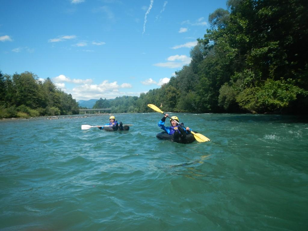 Zwei Leute beim Tubing auf der Sava bei Bled mit TinaRaft Radovljica.