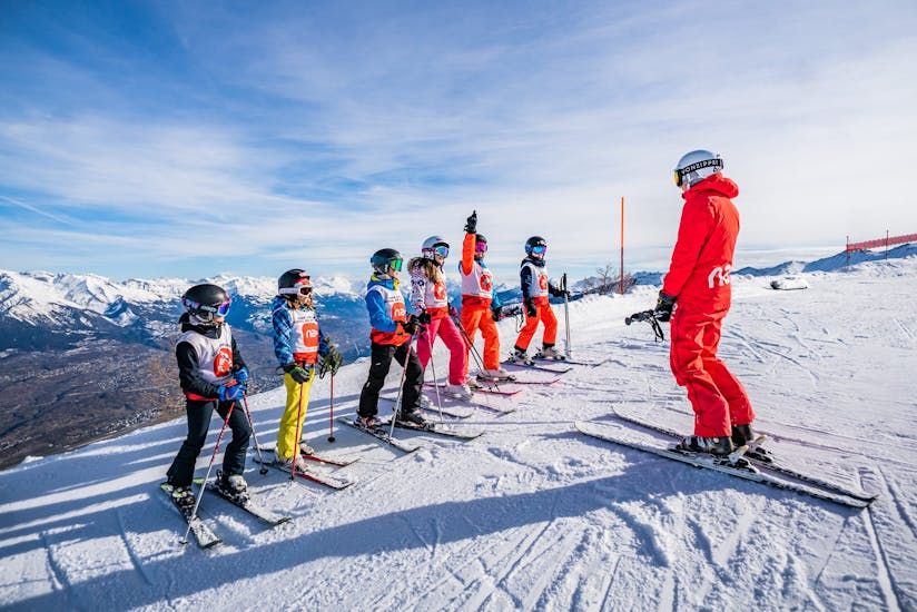 Picture of a Neige Aventure instructor teaching children how to ski.