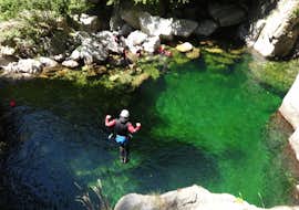 Canyoning im Haute Borne in der Ardèche - Ganztägige Tour mit Torrents & Granit Ardèche Ein Canyoning-Enthusiast springt in ein natürliches Becken während seiner Canyoning "Day Discovery" - Canyon de la Haute Borne mit Torrents & Granit.