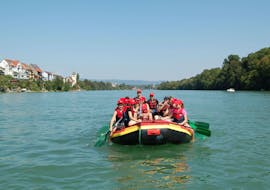 Foto van de deelnemers tijdens de Rafting "Soft" voor groepen (15+ personen) - Rijn met Black Forest Magic Outdoorschule.