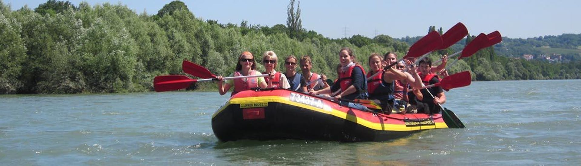 Leute, die sich beim Rafting "Soft" für Gruppen (15+ Personen) amüsieren - Rhein.